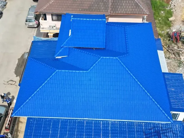 หลังคาบ้านสีน้ำเงินหลังทาสีเสร็จ