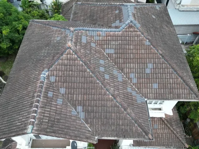 สภาพหลังคาบ้านก่อนทาสี