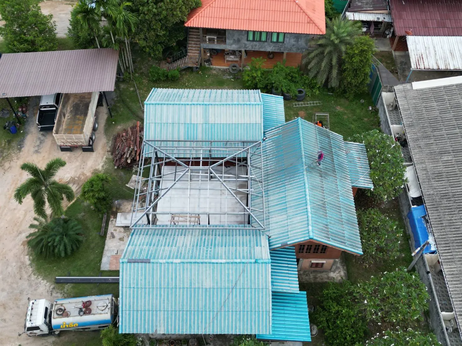 หลังคาบ้านบ้านดอน ระยองระหว่างดำเนินงาน มุมที่ 2
