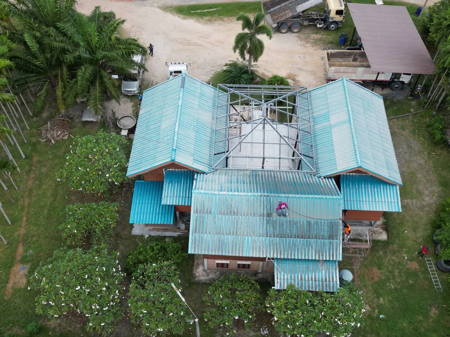 หลังคาบ้านบ้านดอน ระยองระหว่างดำเนินงาน มุมที่ 3